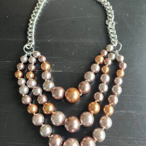 Retro 3 strand faux pearl necklace.